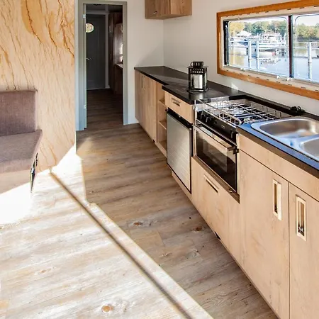 Cozy Ship In With House Sea View Botel 3*